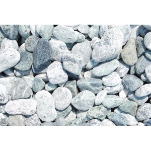 Nahaufnahme von Alpen-Grün Marmor Zierkies (40-60mm) im PE-Sack.