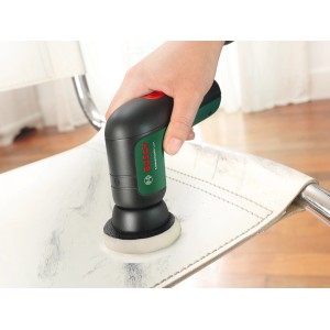 Bosch Akku-Bürste Universal Brush im Einsatz auf einem Stuhl.
