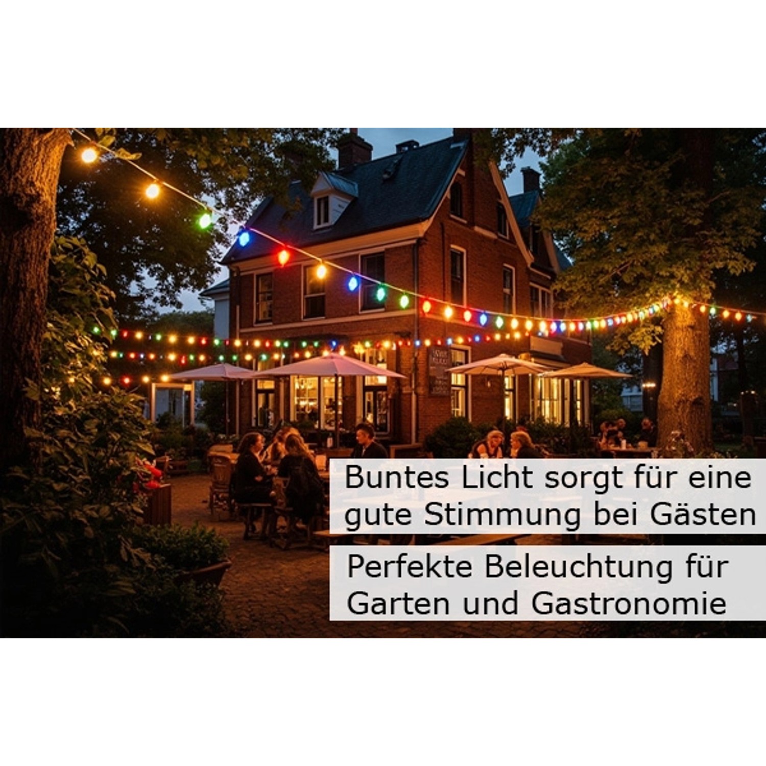 Grüne Partylichterkette mit bunten LED-Tropfenlampen im Biergarten, Weihnachtsbeleuchtung.