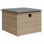 Beiger Gartenmöbel-Hocker aus Rattan mit grauem Kissen, Teil der vidaXL Sofagarnitur.