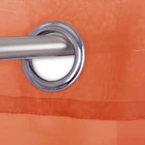 Detailaufnahme: Transparenter, orangefarbener Ösenschal Noella mit Gardinenstange.