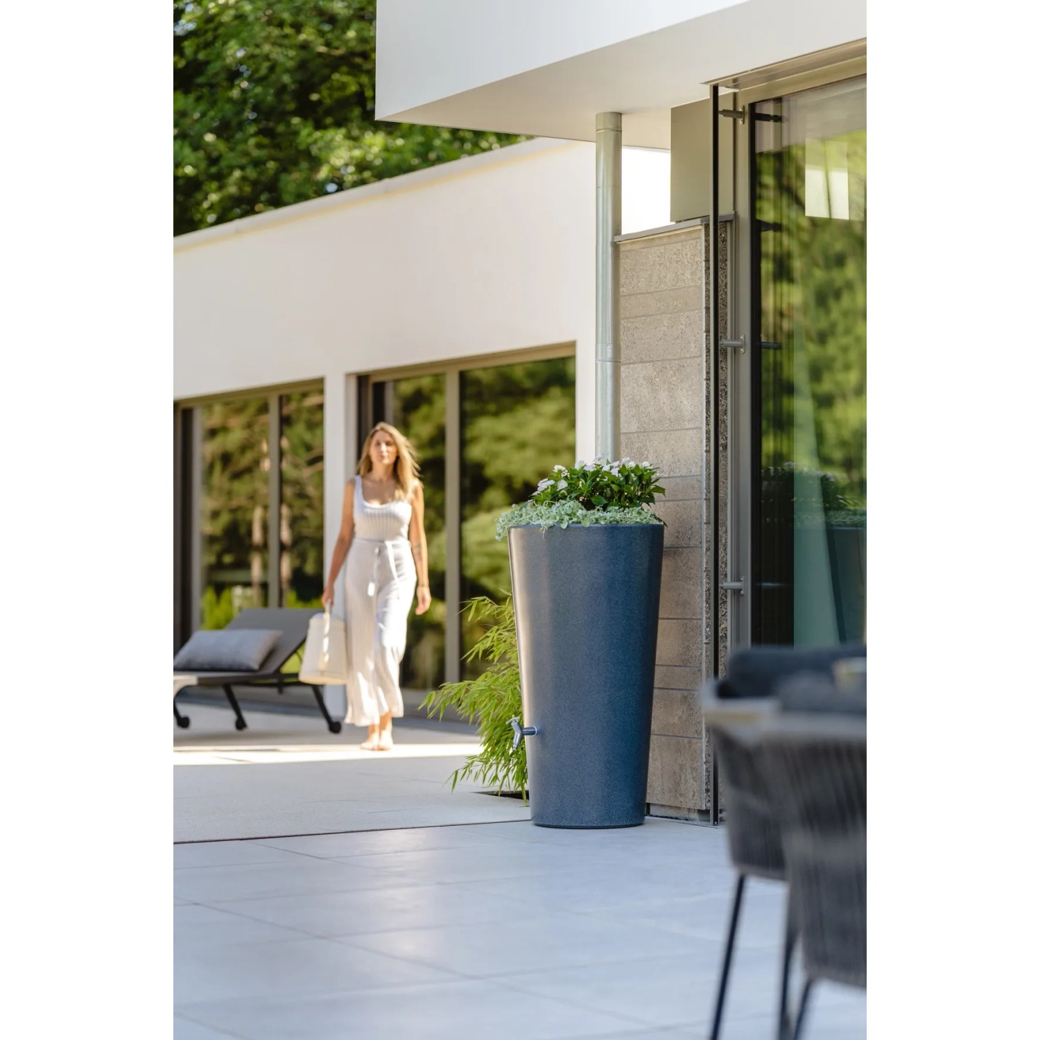 Garantia Regenwasser-Behälter Stone 2in1 Lava mit Pflanzschale im Garten.