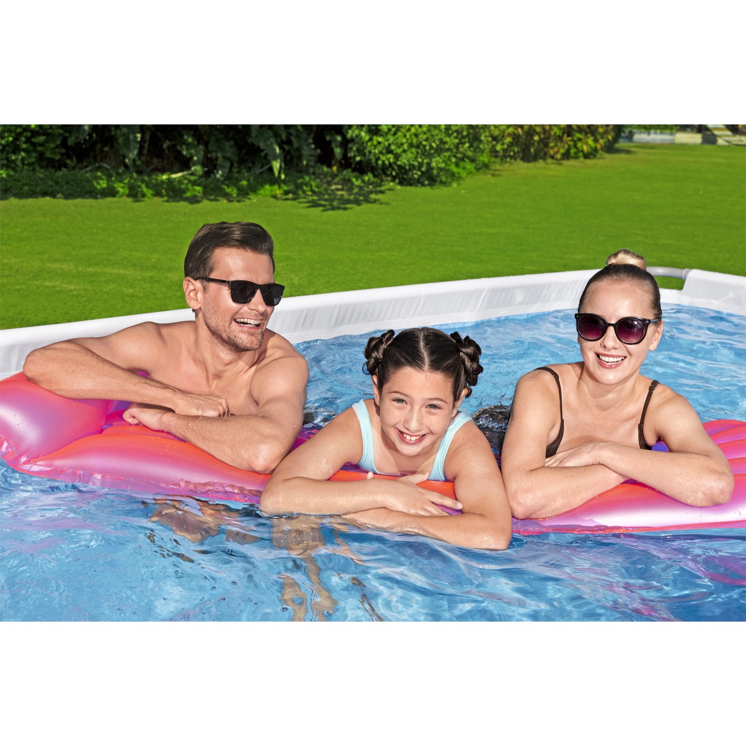 Familie entspannt im Bestway Stahlrahmenpool 404x201x100 cm. Eckiger Pool mit Badespaß.