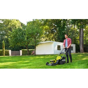 Ryobi Akku-Rasenmäher RY18LMX46A-250 im Einsatz: Mann mäht Rasen mit dem 46 cm Brushless-Mäher.