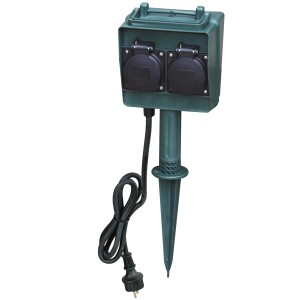 Grüne Doppelsteckdose mit Erdspieß und Zeitschaltuhr für den Außenbereich.