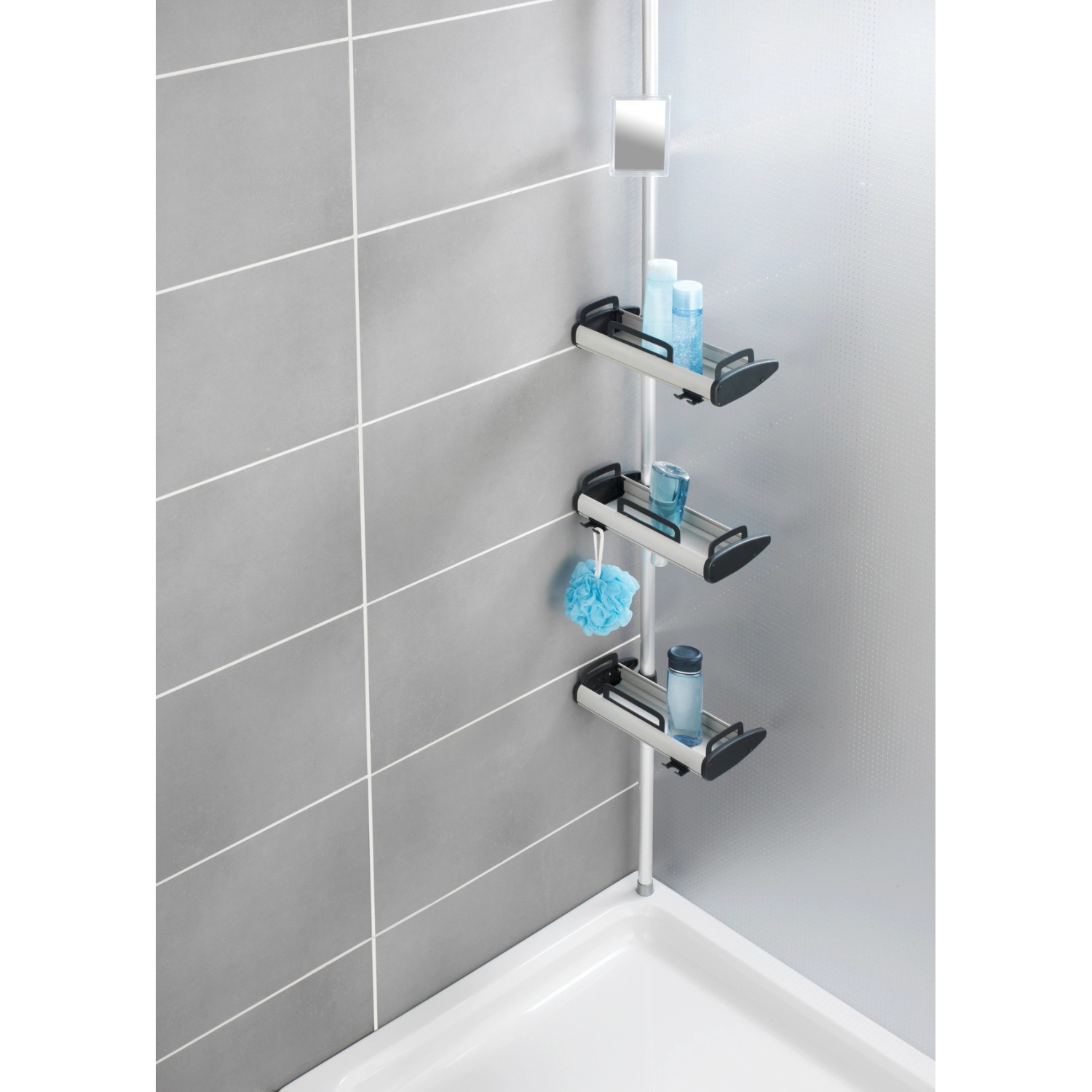 Wenko Teleskop Duschregal Line aus Aluminium mit drei Ablagen und Spiegel in Dusche.