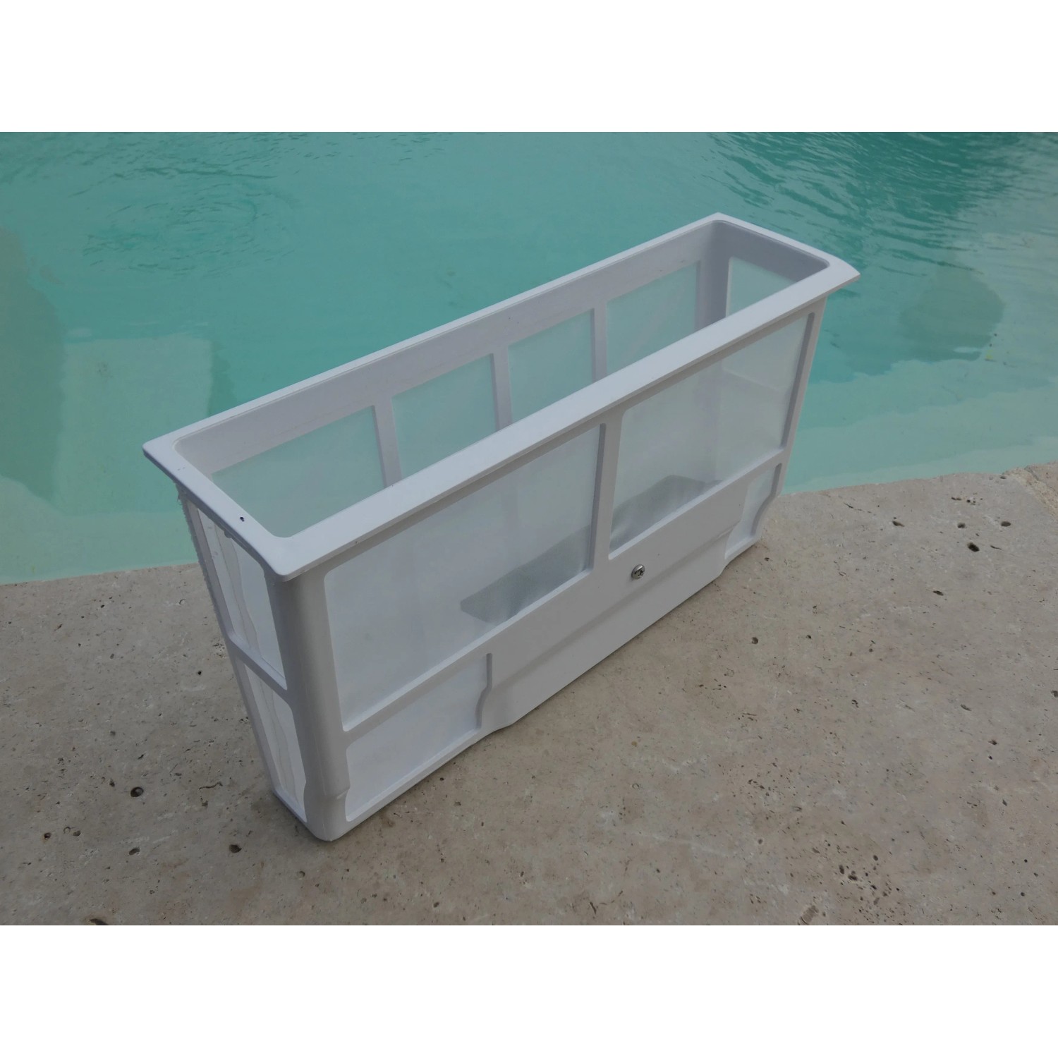 Weißer Akku-Poolroboter Orca 300 CL für Poolboden, -wand und Wasserlinie am Poolrand.