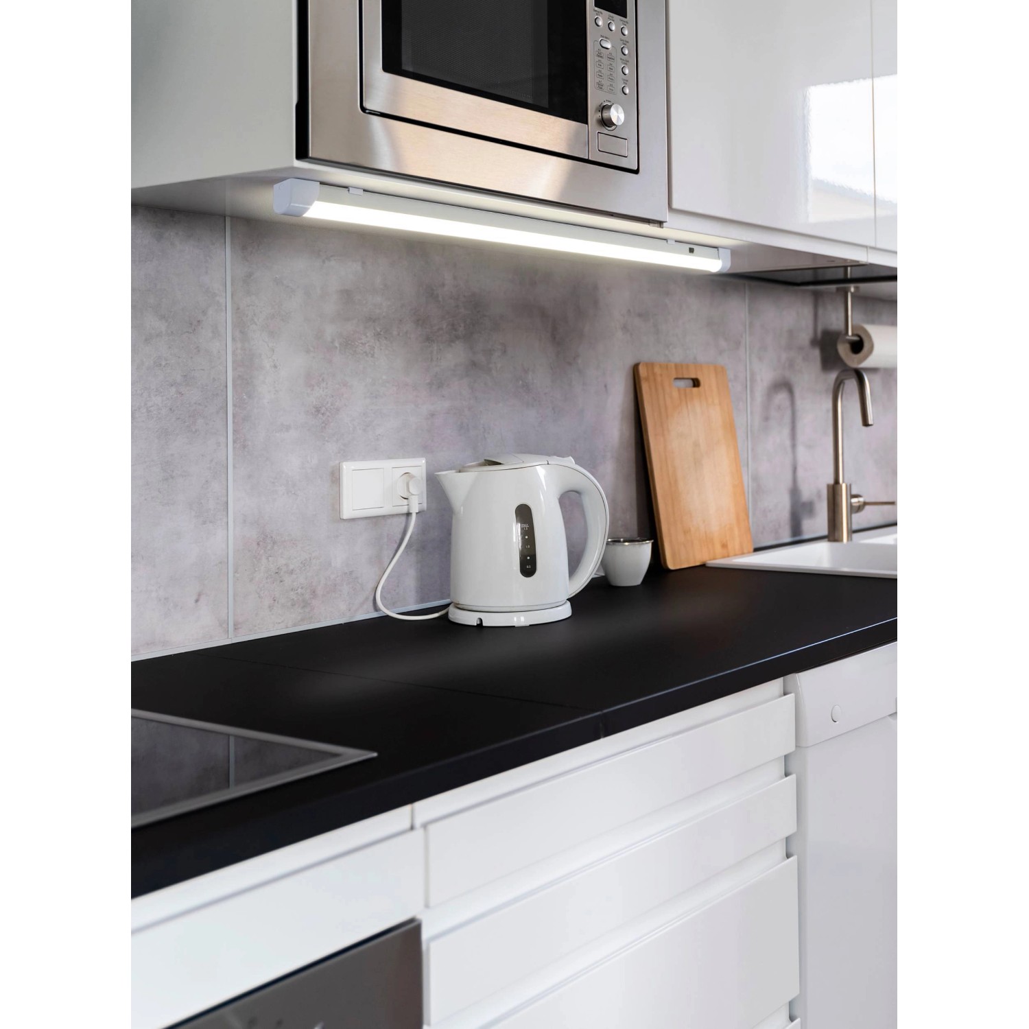 Weiße Eglo LED Unterbauleuchte Mattanza, 120 cm, montiert unter einem Küchenschrank.