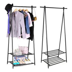 Schwarzer Songmics Kleiderständer mit zwei Ablagen, beladen mit Kleidung und Accessoires.