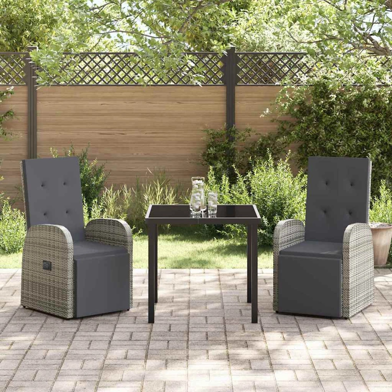Graue 3-teilige vidaXL Garten Essgruppe aus Polyrattan mit Tisch und Sesseln mit Kissen.
