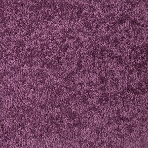 Nahaufnahme: Lila Teppichboden Bari als Meterware, weicher Flor.