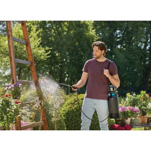 Mann nutzt Gardena Drucksprüher Comfort 5 l zur Pflanzenpflege im Garten.