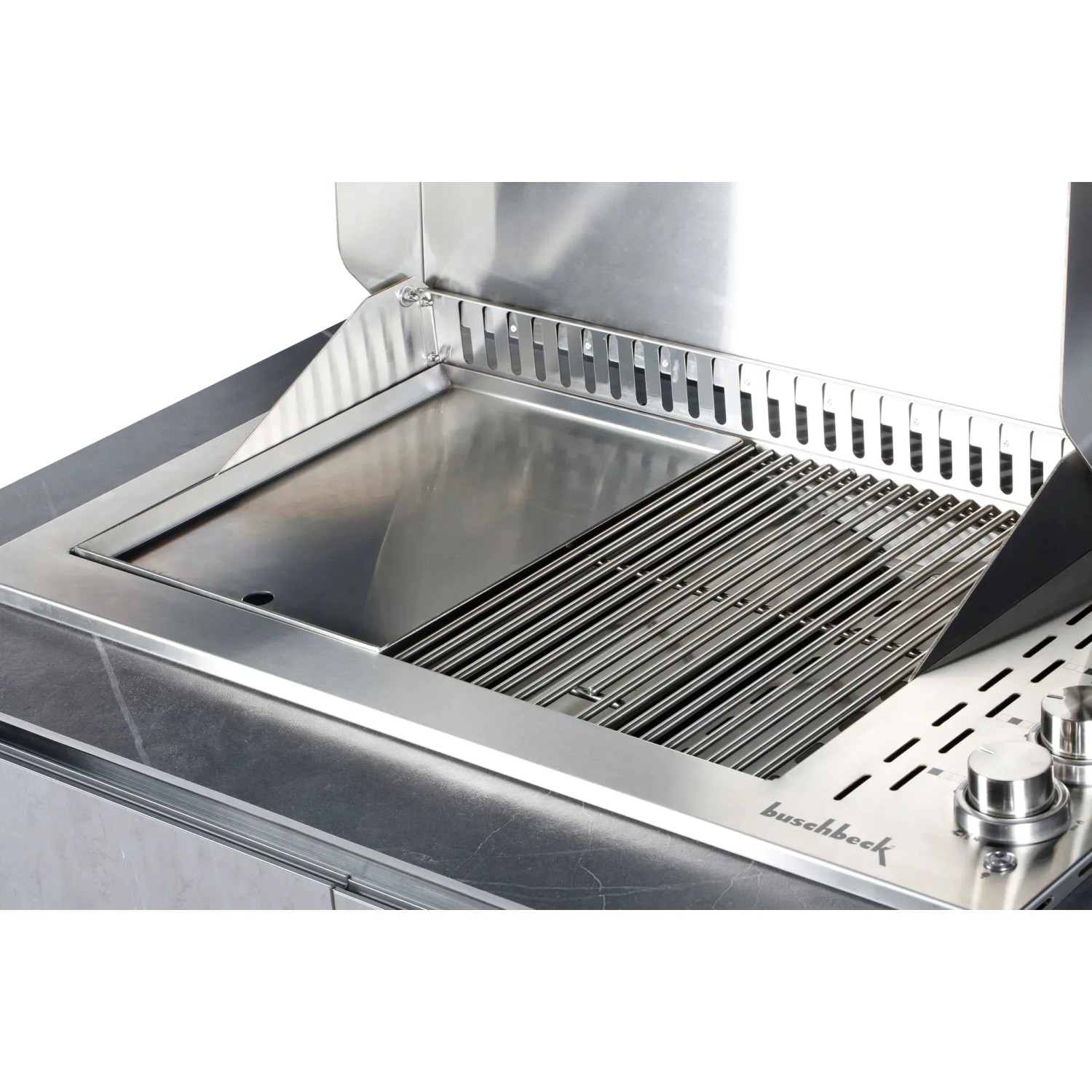 Detailansicht der Buschbeck Outdoorküche Derby: Grillrost und Plancha aus Edelstahl.