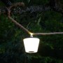 REV Ritter LED Flaschenleuchte Lamprusco, weiß-silber, hängend an einem Seil im Garten.
