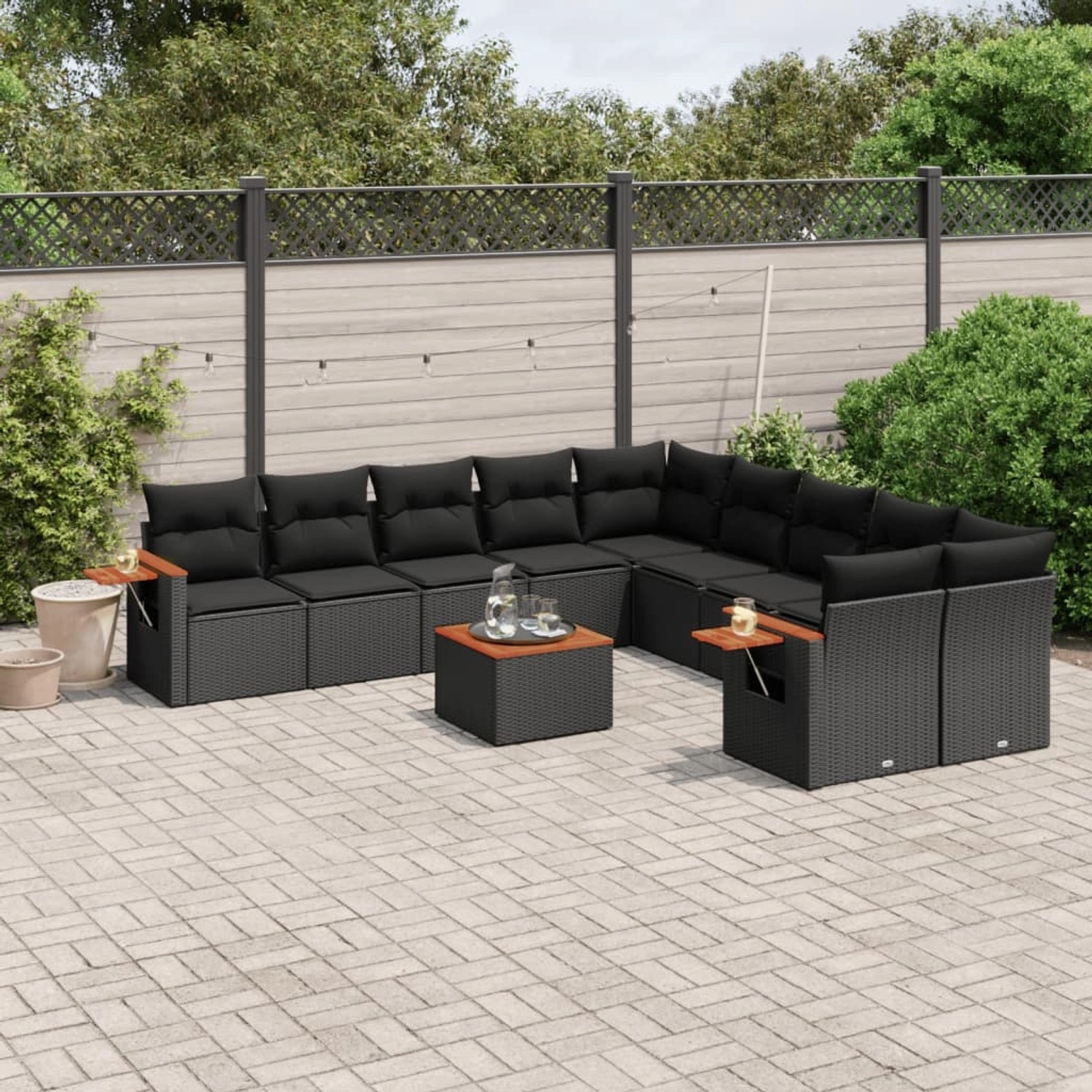 Schwarze 11-tlg. vidaXL Garten-Sofagarnitur aus Poly Rattan mit Tisch und Kissen.