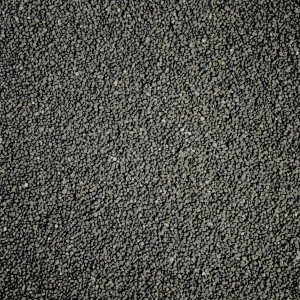Nahaufnahme: Dennerle Aquarienkies Diamantschwarz, 1-2 mm Körnung, ideal als Bodengrund.