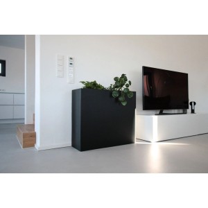 Anthrazitfarbener Vivanno Pflanzkübel Elemento (88x30x75cm) im modernen Wohnraum mit Bepflanzung.
