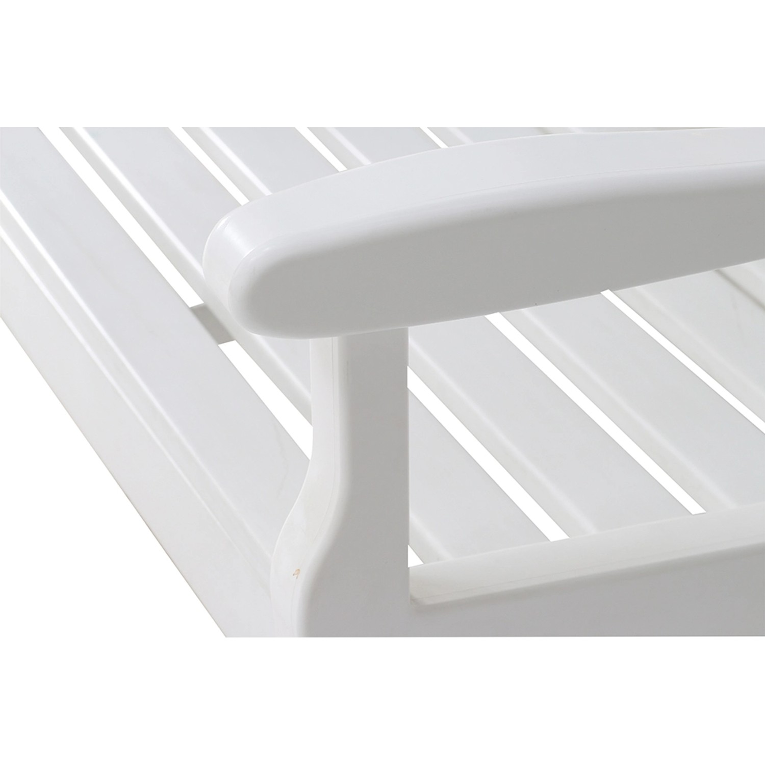 Detailansicht der weißen Blome Gartenbank Hohenzollern, Fokus auf Armlehne und Lattenstruktur.