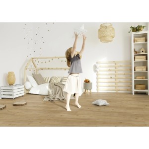 Heller Raum mit Gerflor Vinylboden Senso Clic Premium Columbia in Holzoptik, spielendes Kind.