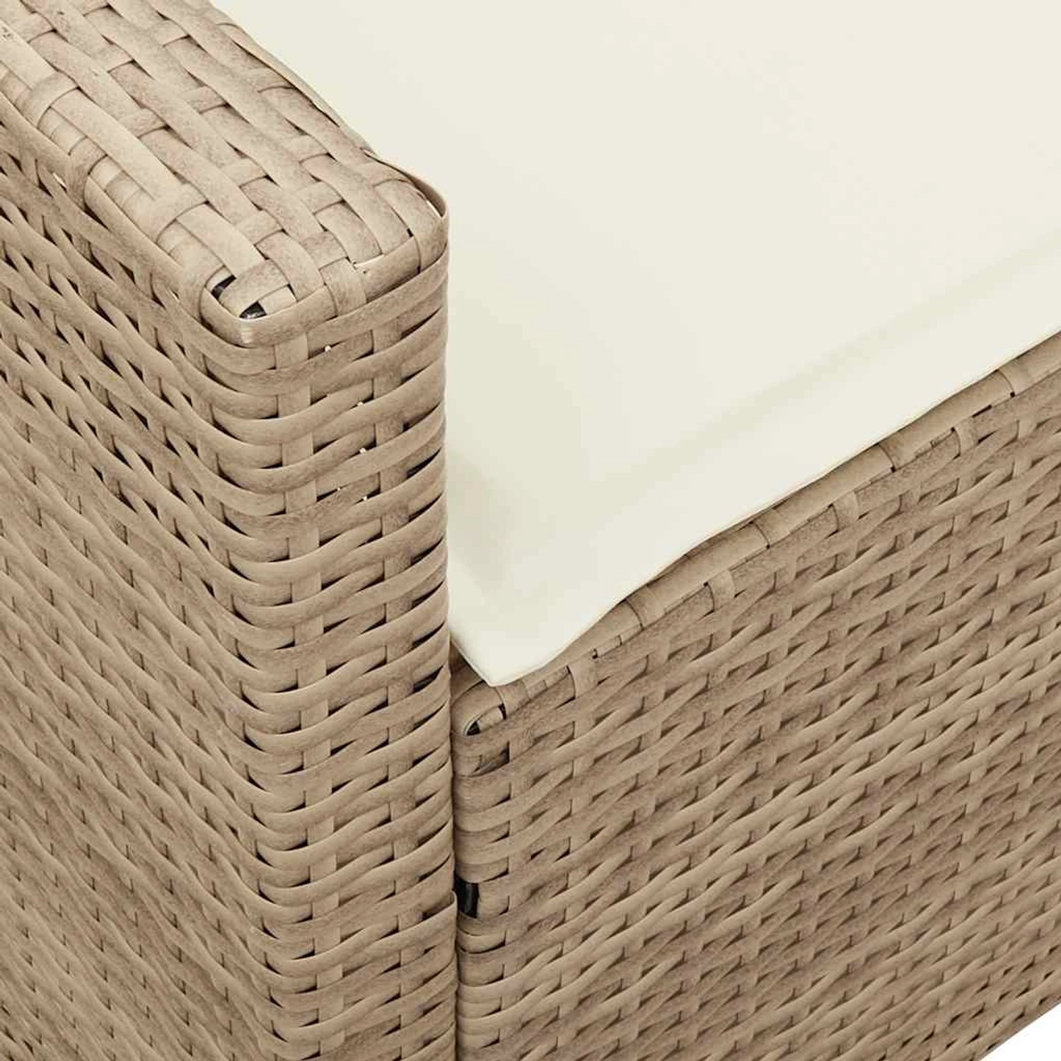 Detailaufnahme: Beige Garten-Sofagarnitur aus Rattan mit cremefarbenem Kissen.