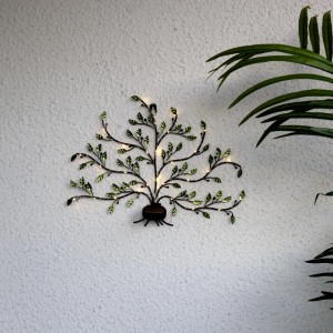 LED-Solar-Wanddeko Lebensbaum mit warmweissen LEDs an Ästen und grünen Blättern auf heller Wand.