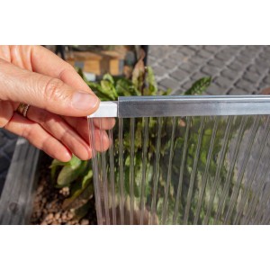 Pergart HKP Abdichtung am Gewächshaus: Detailaufnahme der Montage an einer Doppelstegplatte.