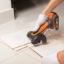 Worx Akku-Mini-Winkelschleifer WX801.9 Solo beim Fliesenschneiden. Kompakte Schleifmaschine für präzise Schnitte.