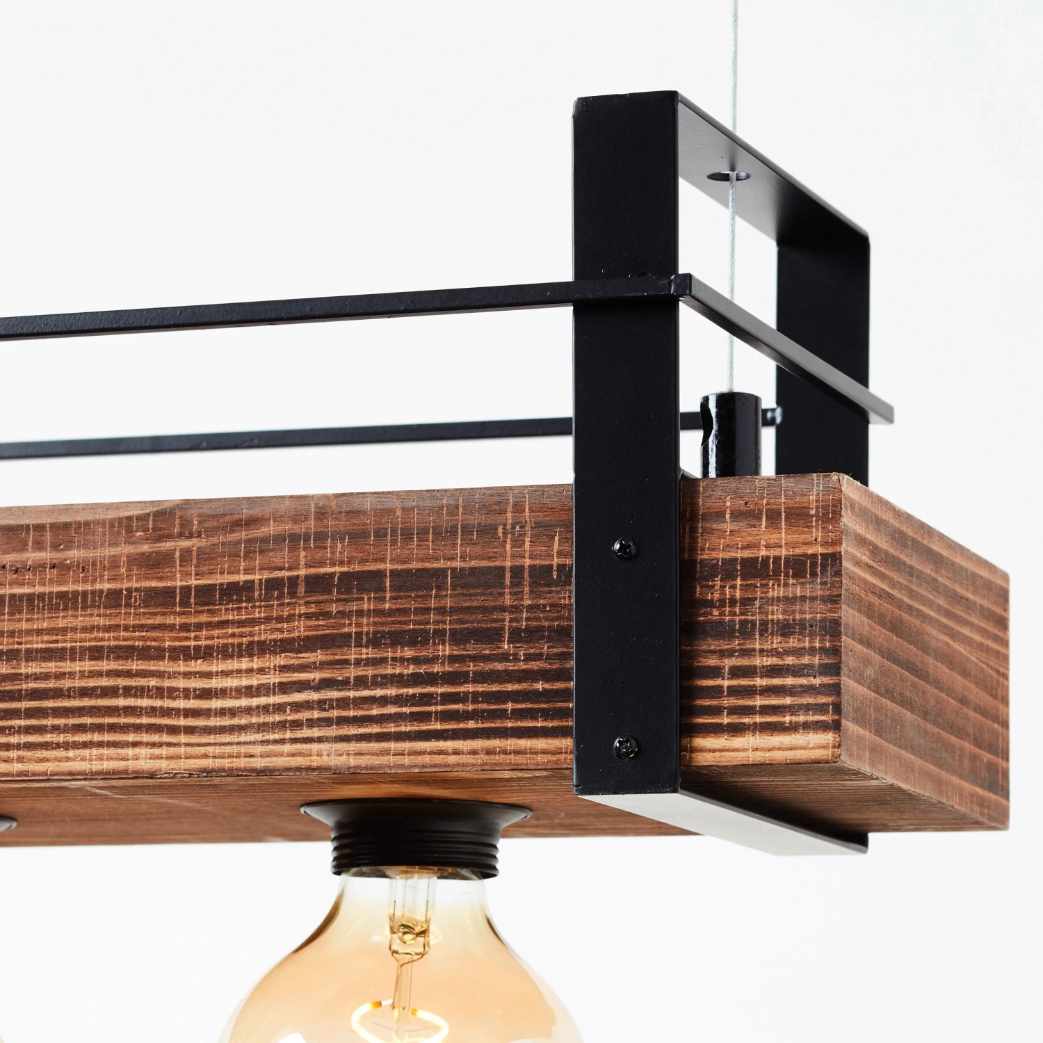 Detailansicht der 5-flammigen Brilliant Pendelleuchte Bankwood aus Holz und schwarzem Metall.