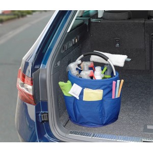 Blauer Wenko Reinigungs-Caddy im Kofferraum, gefüllt mit Putzmitteln und Zubehör.