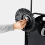 Detailaufnahme: Seitenbesen Montage an Kärcher Kehrmaschine S 4 Twin Go!Further. Manuelle Kehrmaschine.