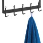 Wenko Türgarderobe Nostalgie, schwarz matt, mit 5 Haken und blauem Handtuch.
