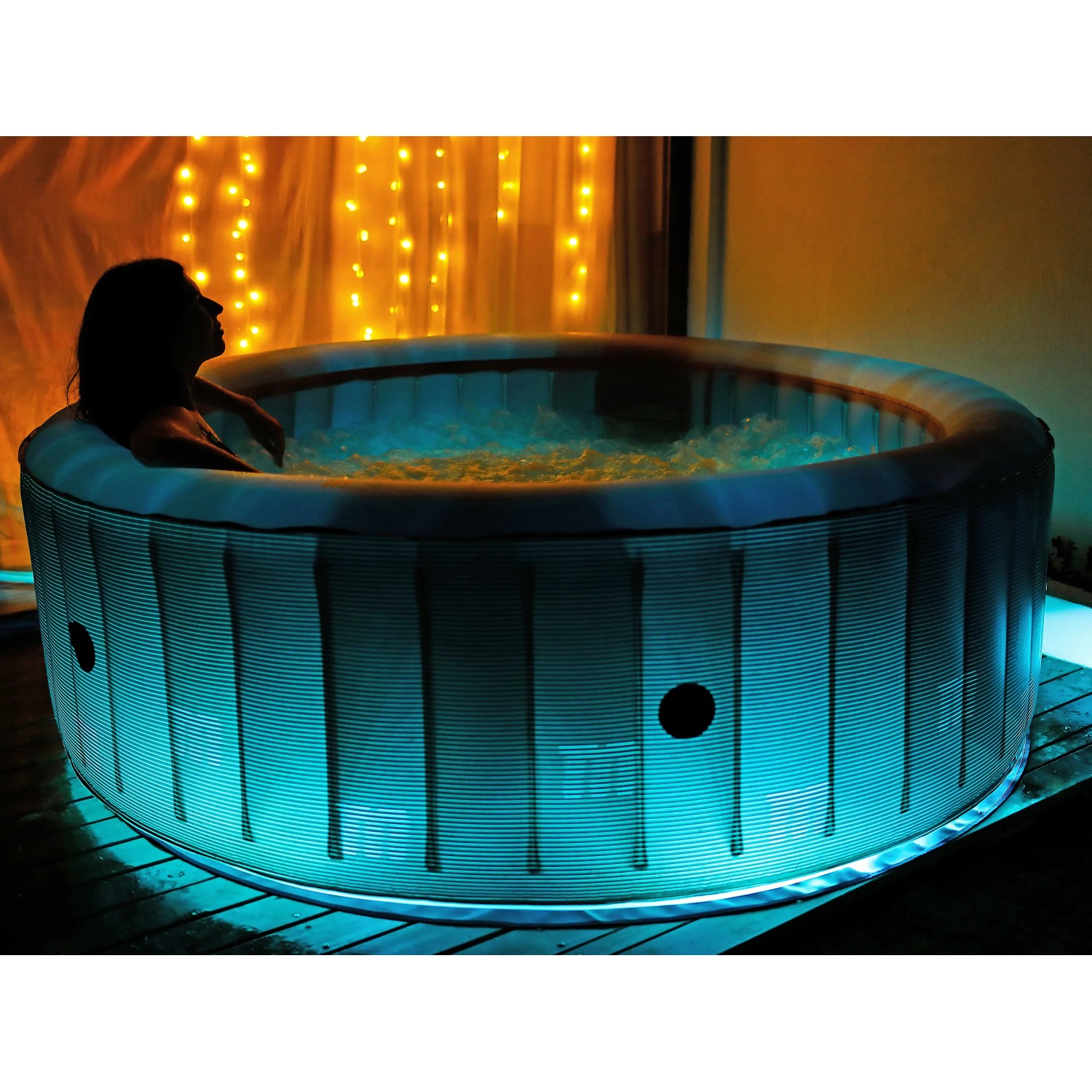 MSpa Comfort Starry AirJet Whirlpool mit LED-Beleuchtung und Hydromassage im Einsatz.