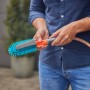 Gardena Cleansystem Fahrradbürste in Blau mit Gartenschlauchanschluss zur Fahrradreinigung.