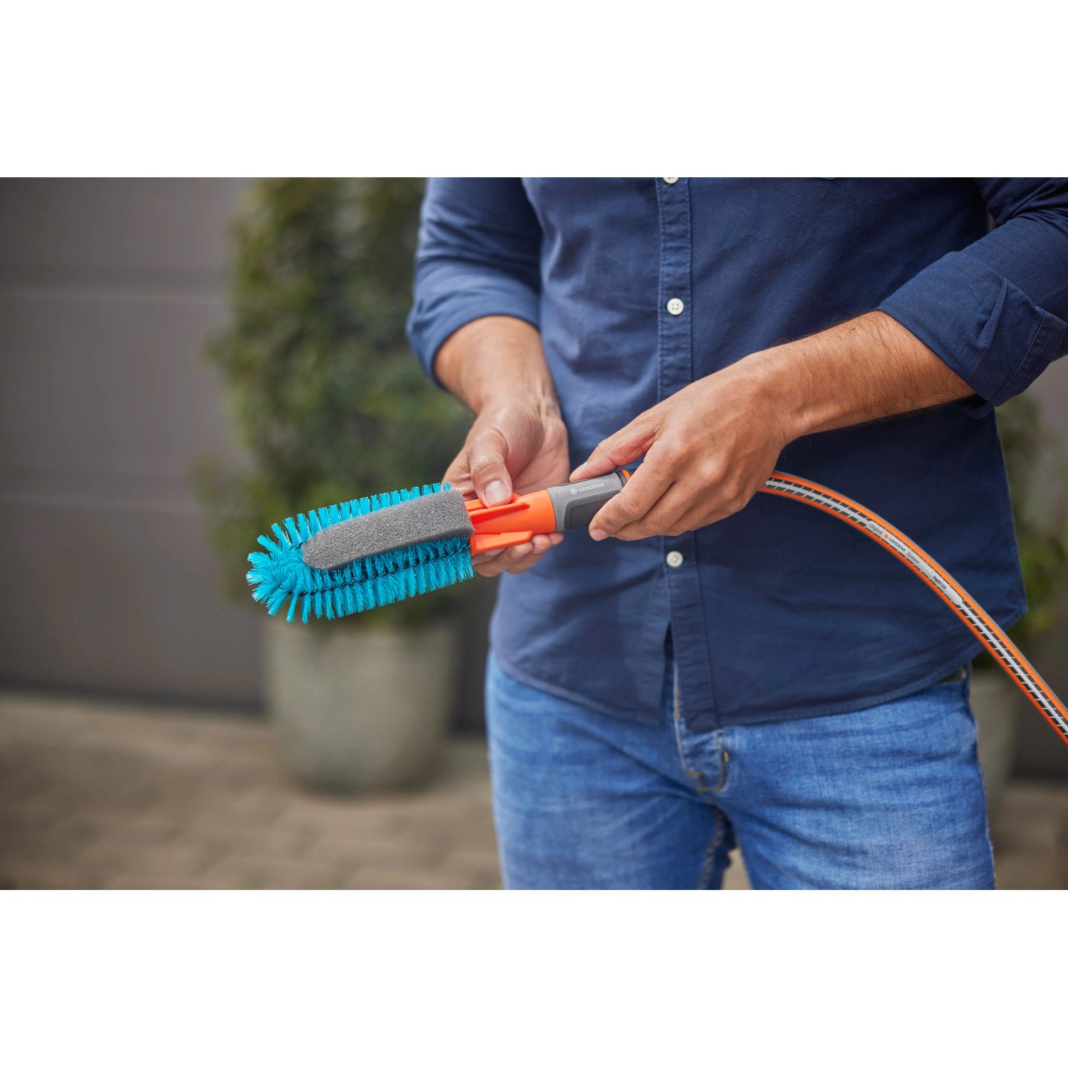 Gardena Cleansystem Fahrradbürste in Blau mit Gartenschlauchanschluss zur Fahrradreinigung.