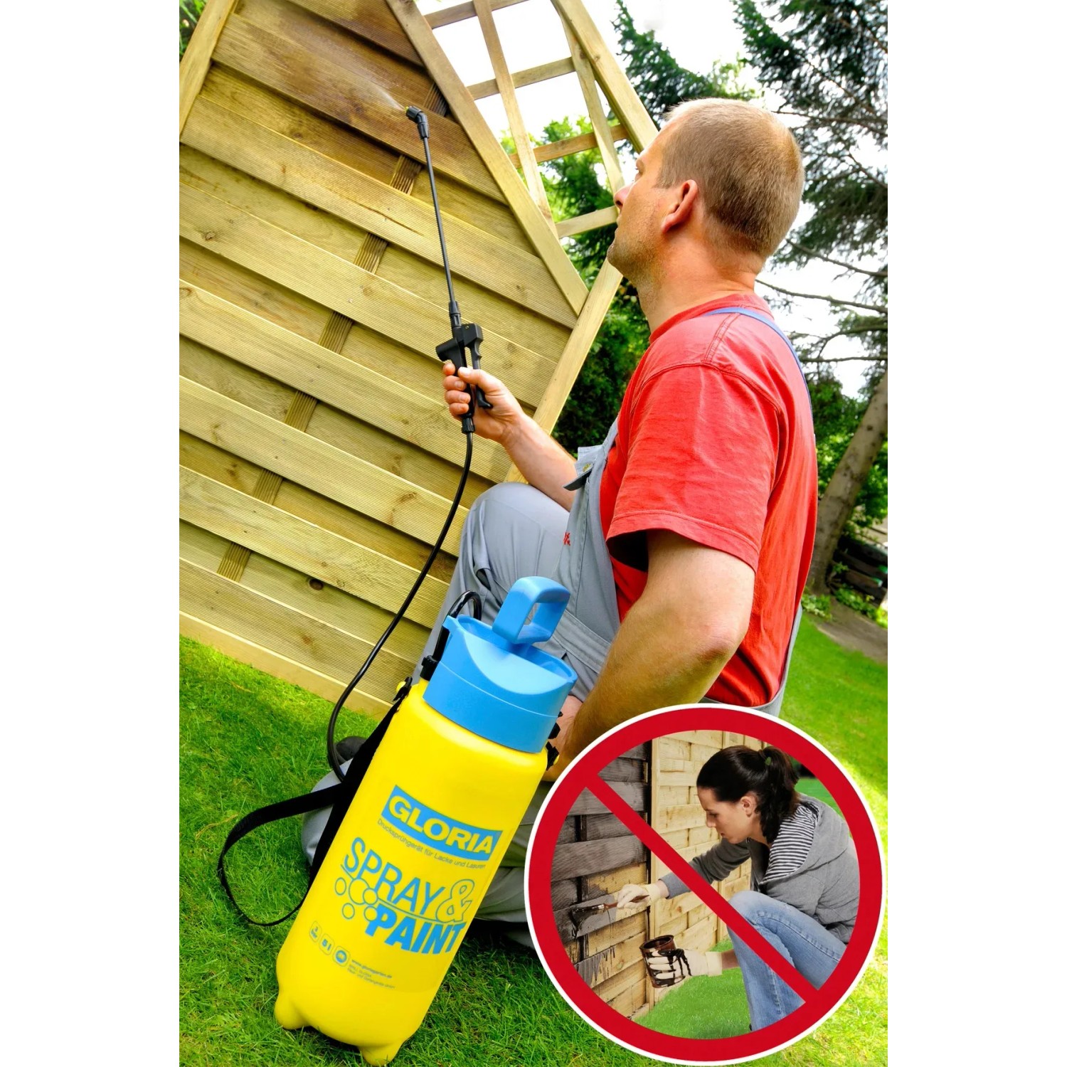 Mann sprüht mit Gloria Drucksprüher Spray&Paint 5 l Holzschutz auf ein Gartenhaus.