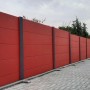 Roter Betonzaun mit glatter Platte, 200x38,5x3 cm, als Sicht- und Lärmschutz im Garten.