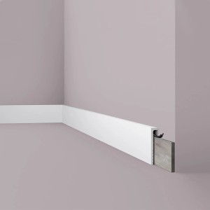 Weiße NOEL & MARQUET Sockelleiste CF2S WALLSTYL, 200 cm lang, als Zierleiste an einer Wand.