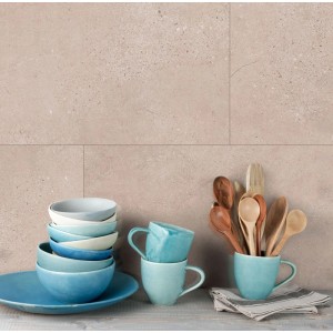 Grosfillex GX Wall+ Creme Slate Dekor-Paneele, beige Wandverkleidung mit Geschirr.
