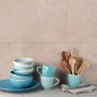 Grosfillex GX Wall+ Creme Slate Dekor-Paneele, beige Wandverkleidung mit Geschirr.