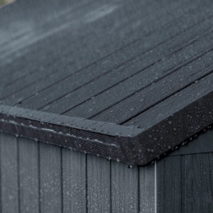 Detailaufnahme: Graues Keter Gerätehaus Darwin, wetterfestes Dach mit Regentropfen.