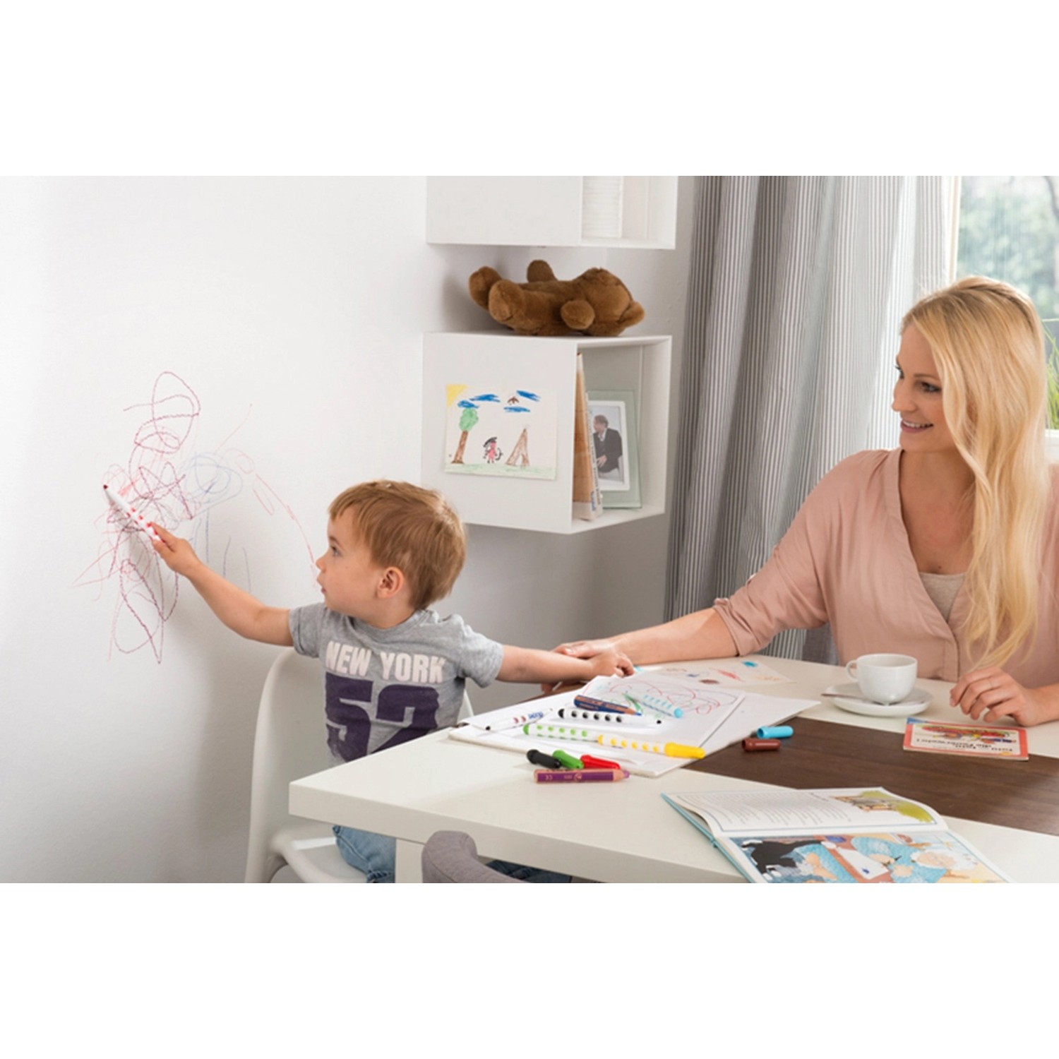 Kind bemalt Wand mit Histor Clean Wandfarbe, die leicht zu reinigen ist.