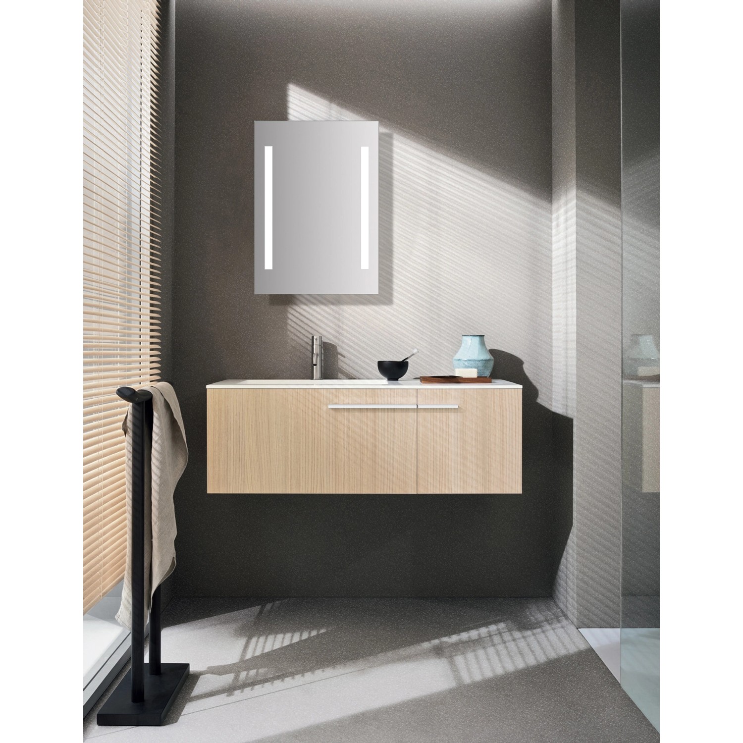 DSK Design LED-Lichtspiegel Silver Beam 50x70 cm im modernen Badezimmer.