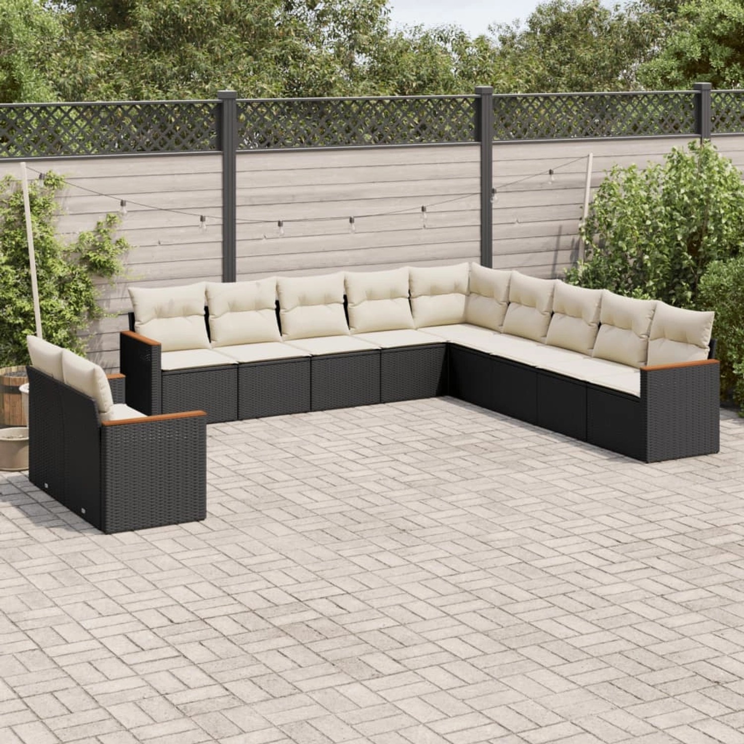 Schwarze 11-tlg. Garten-Sofagarnitur aus Poly Rattan mit cremefarbenen Kissen.
