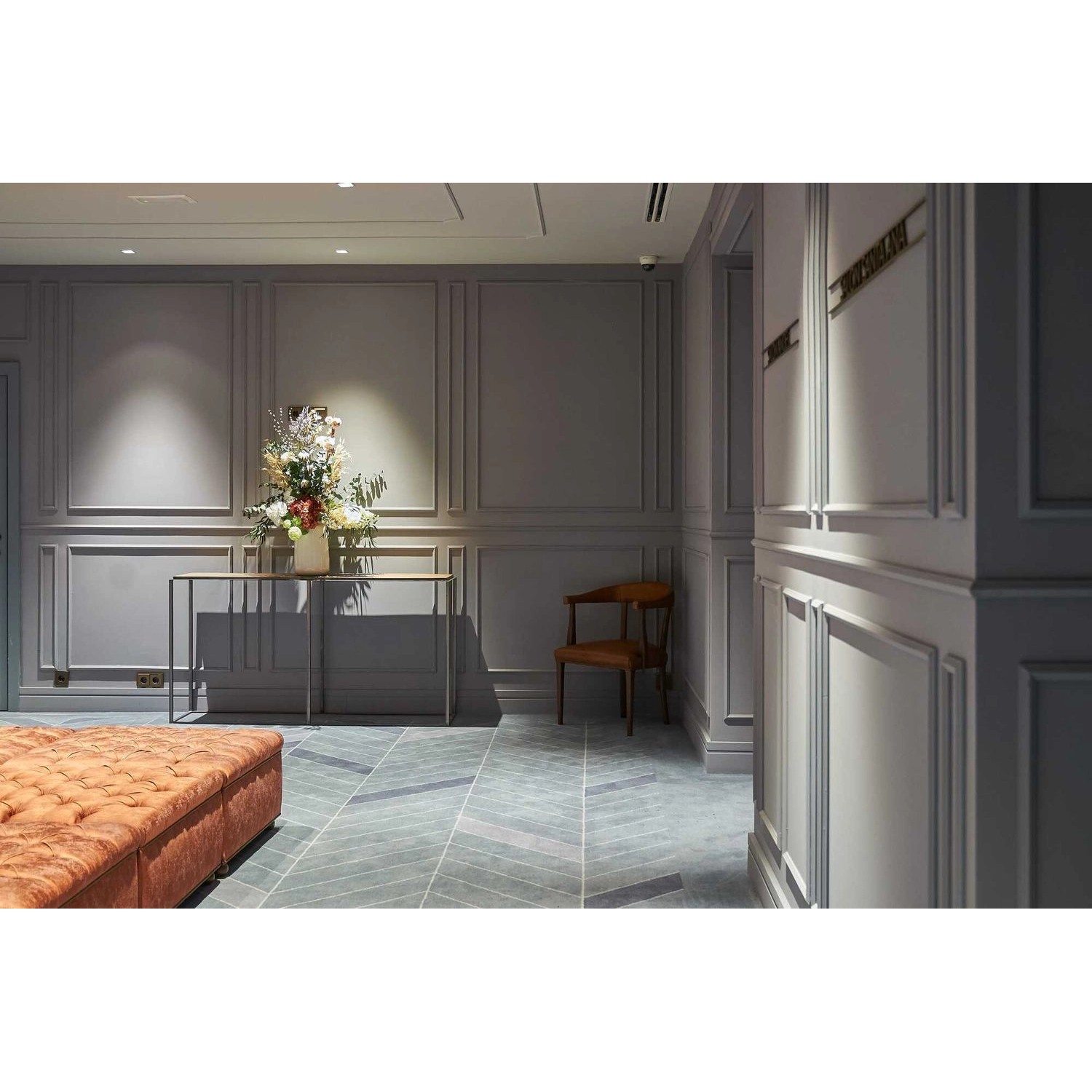 Raum mit weißen NOEL & MARQUET Wandleisten (100 m Set) als Wanddeko.