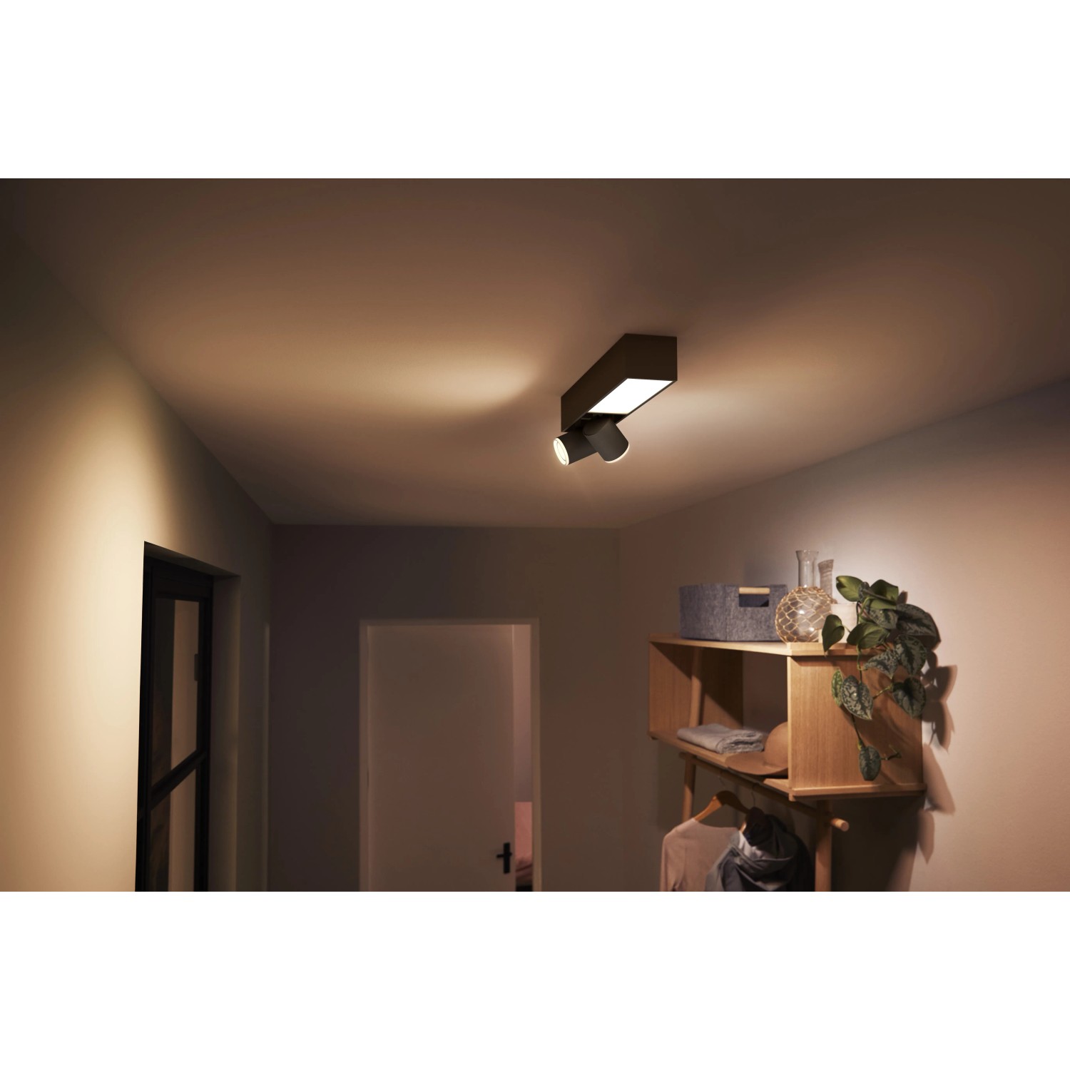 Schwarze Philips Hue Centris LED-Deckenleuchte mit 2 Spots, warmweißes Licht im Flur.