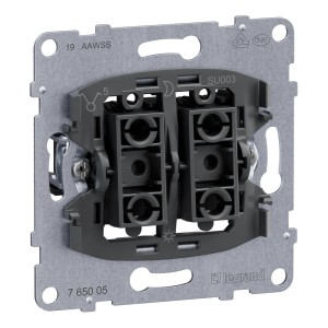 Legrand Seano Serienschaltereinsatz 10 AX mit Steckklemmen, Rückansicht.