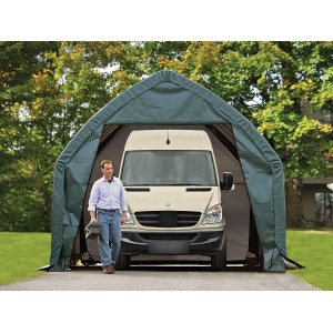 Grüne ShelterLogic Garage mit Auto. Die Fertiggarage bietet viel Raum und Schutz.