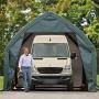 Grüne ShelterLogic Garage mit Auto. Die Fertiggarage bietet viel Raum und Schutz.