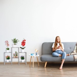 Graues Relaxdays Blumenregal aus Tannenholz mit 7 Ablagen, dekoriert mit Pflanzen im Wohnzimmer.