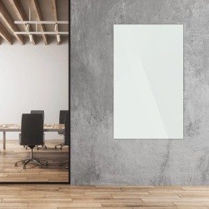 Rahmenloses, weißes Glas-Whiteboard 120x180 cm im Büro, magnethaftend und beschreibbar.
